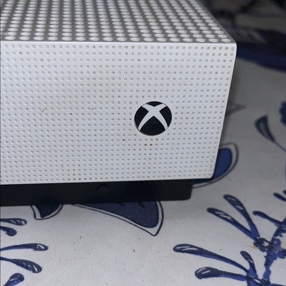 Xbox One White One S Console Barley Used - Picture 2 of 9
